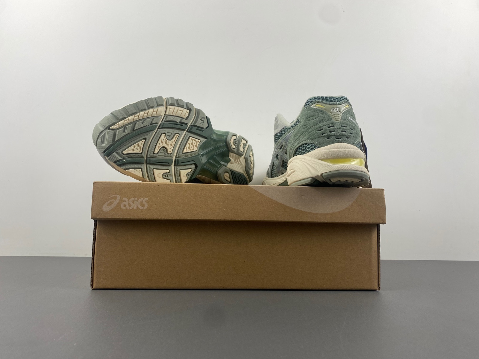 As*ic*s gel-kayano 14  1201a019-026