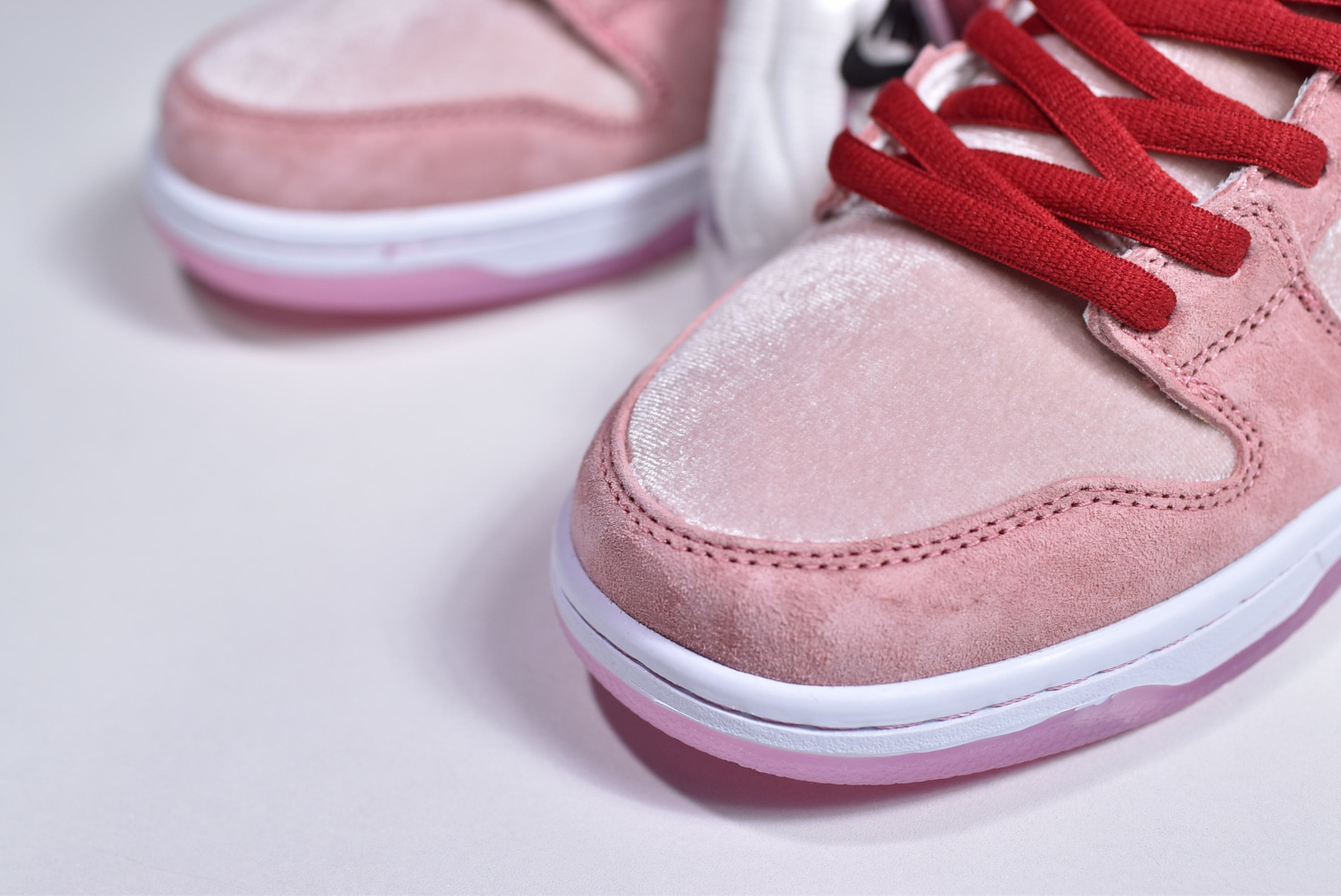 StrangeLove x Nike SB Dunk Low “Valentine’s Day” CT2552-800