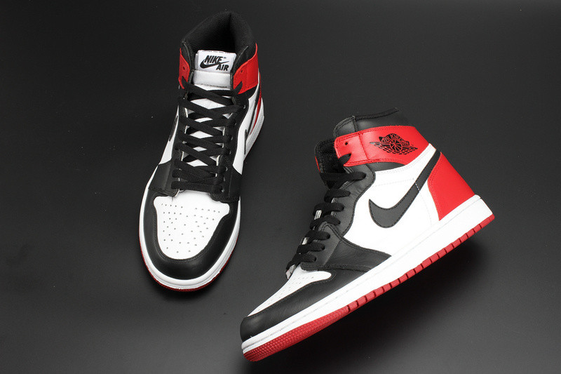 Air Jordan 1 Retro Black Toe 555088-125