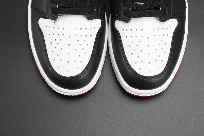 Air Jordan 1 Retro Black Toe 555088-125