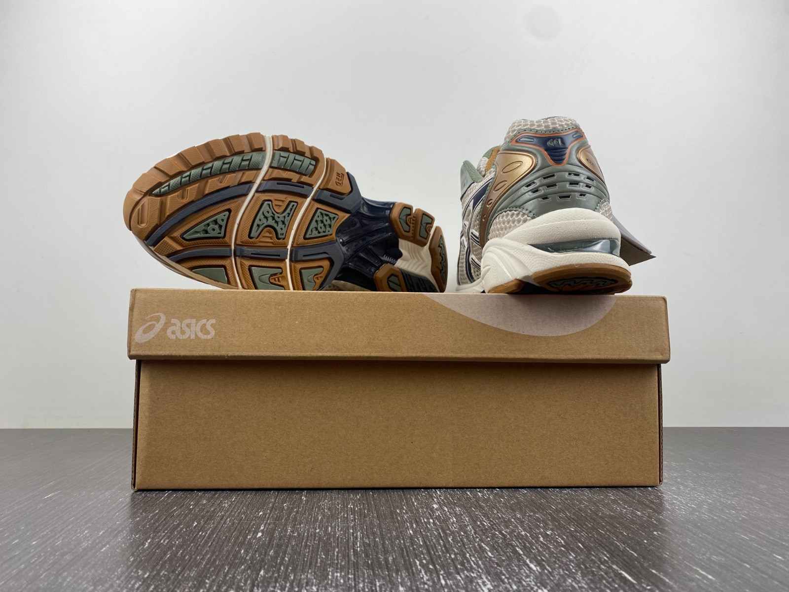 As*ic*s gel-kayano 14  1201a019-250