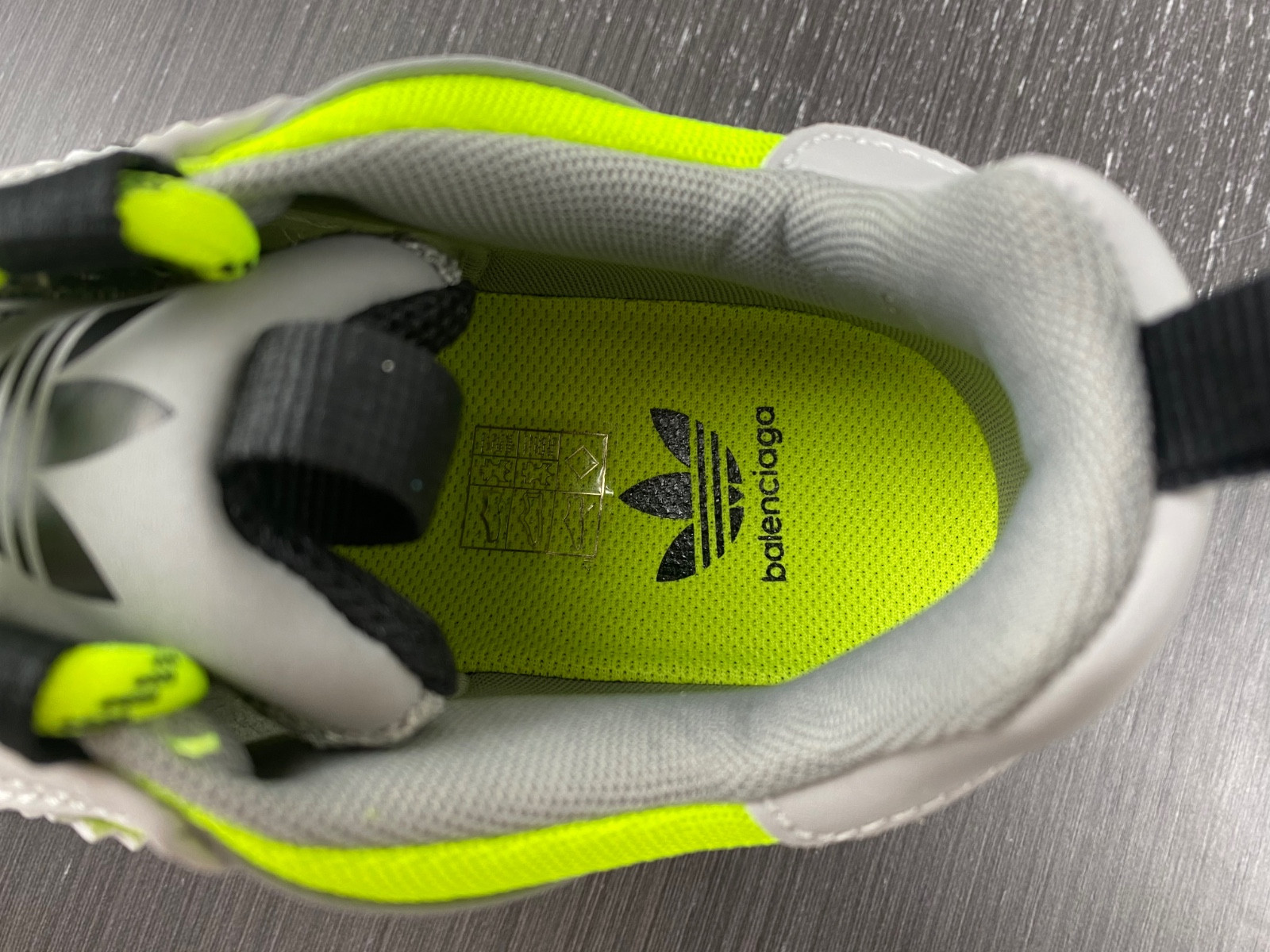 Ba*len*cia*ga triple s  712821 w2zb5 7512