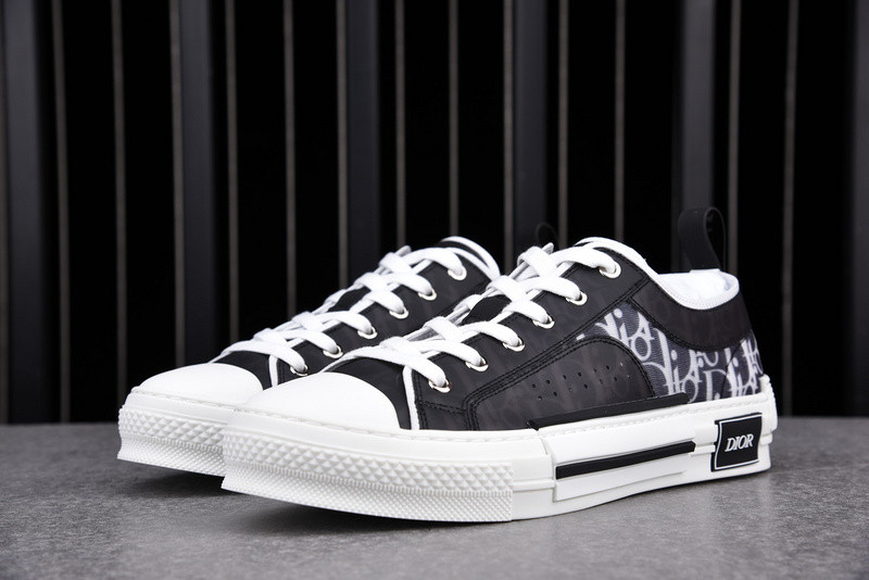 DR B23 Low Top Sneaker