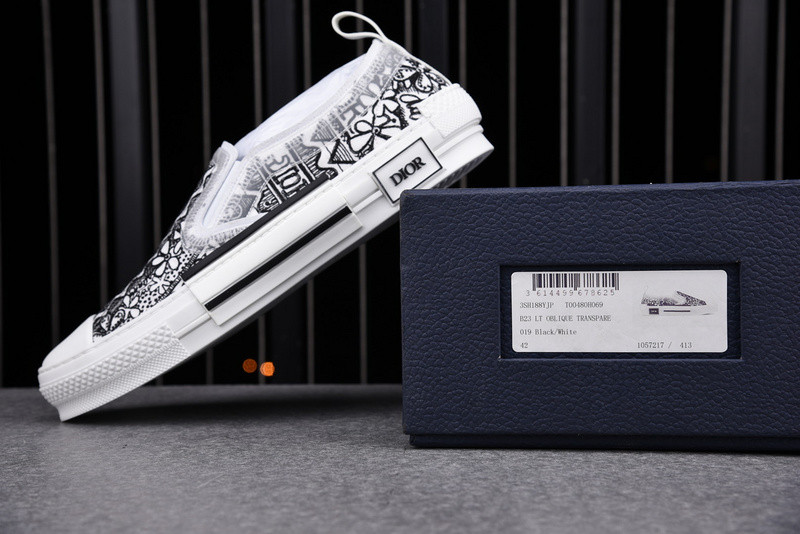 DR B23 Low Top Sneaker