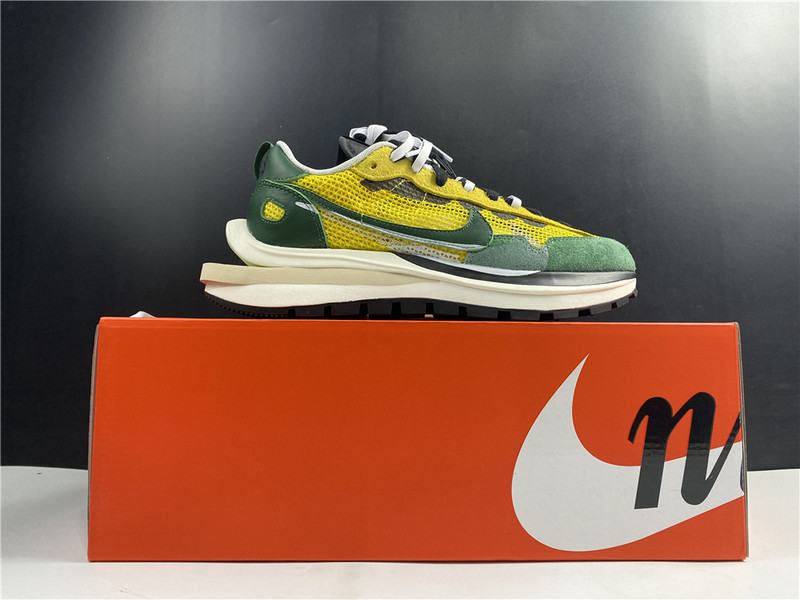 Nike Vaporwaffle sacai Tour Yellow CV1363-700