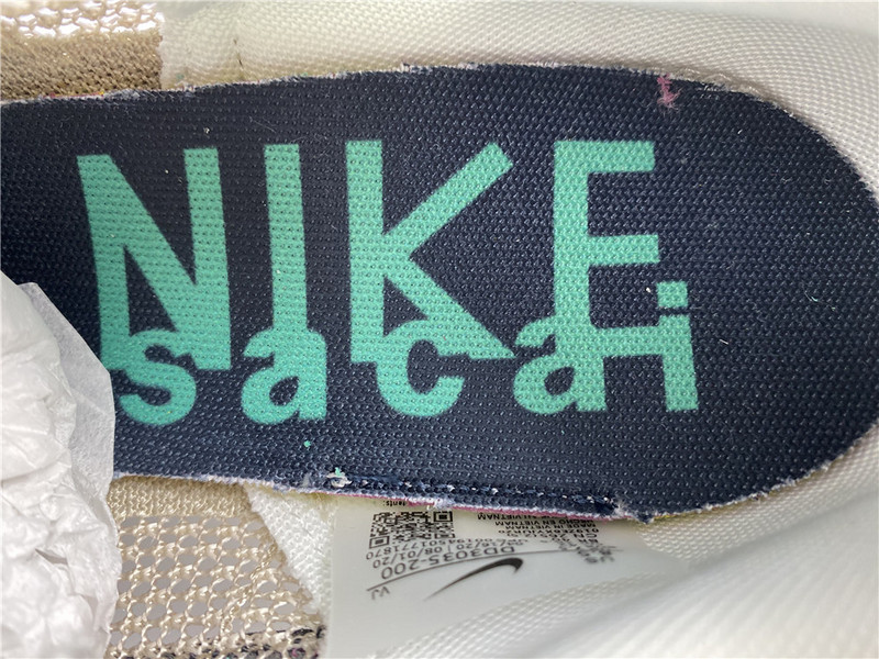 Sacai x Nike Vaporwaffle "String/Black Villain-Red" DD3035-200