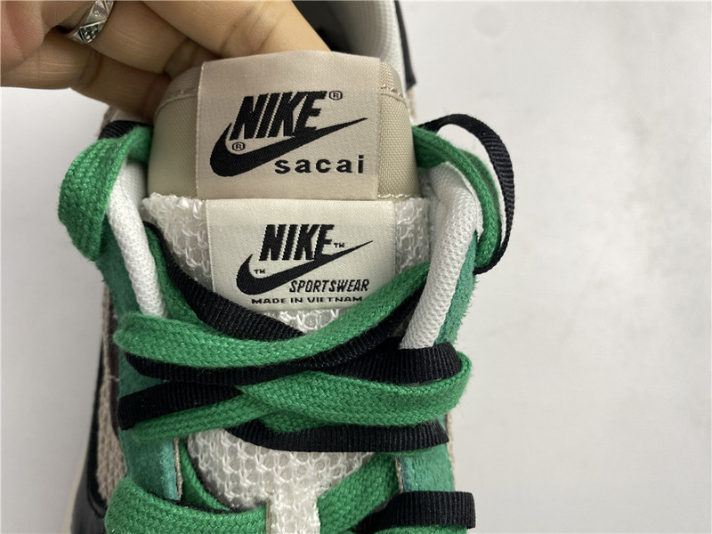 Sacai x Nike Vaporwaffle "String/Black Villain-Red" DD3035-200