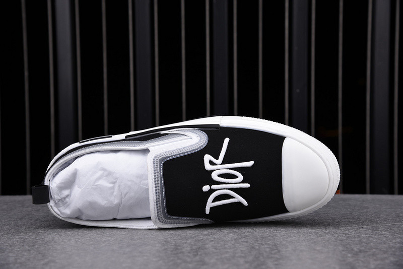 DR B23 Low Top Sneaker