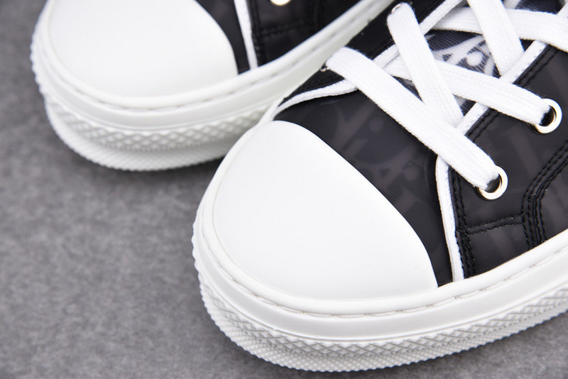 DR B23 Low Top Sneaker