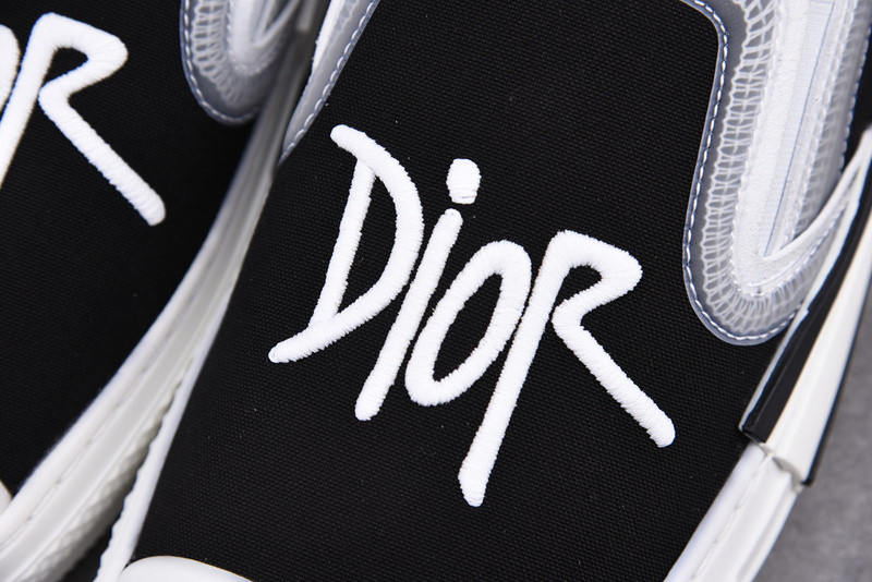 DR B23 Low Top Sneaker