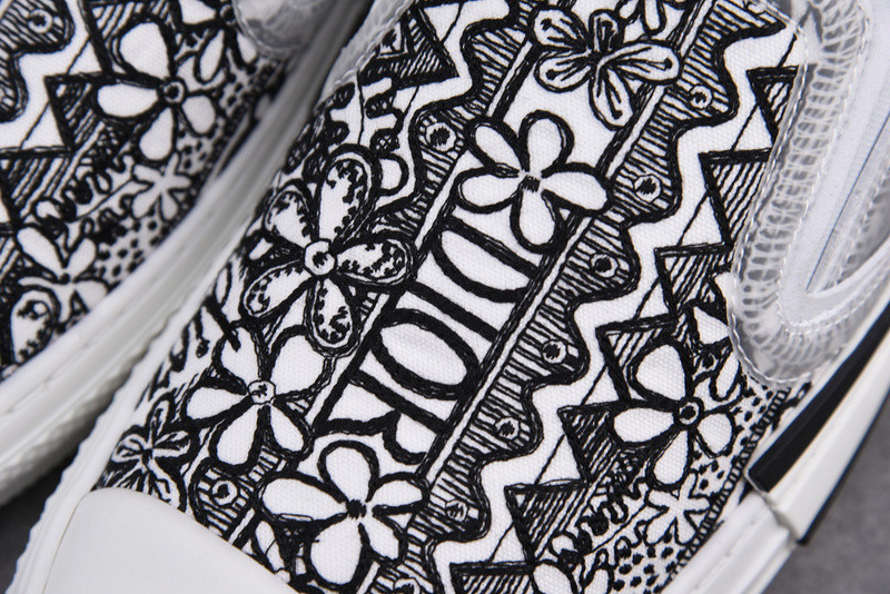 DR B23 Low Top Sneaker