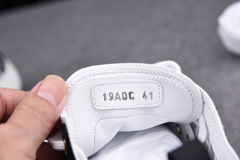 DR B23 Low Top Sneaker