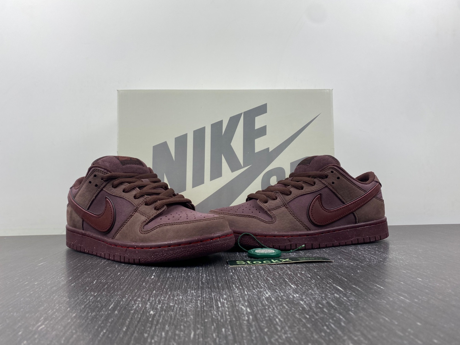 Nike SB Dunk Low Premium “Valentine’s Day” FN0619-600