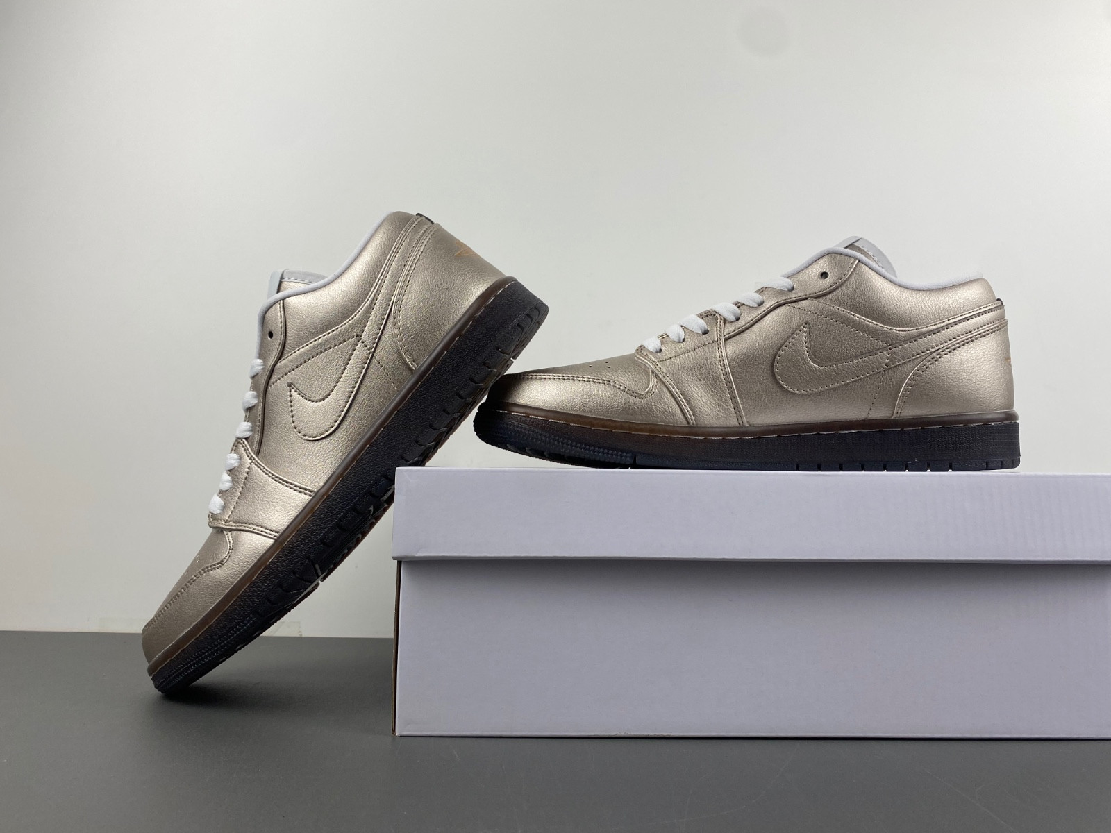Air Jordan 1 Low SE “Metallic Zinc” (W) HQ3529-099