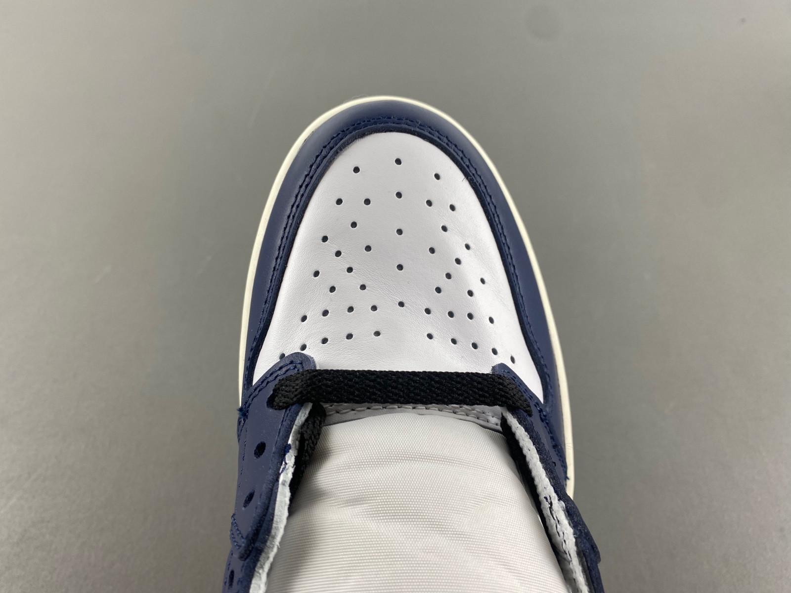 Air Jordan 1 High OG “Midnight Navy” DZ5485-401