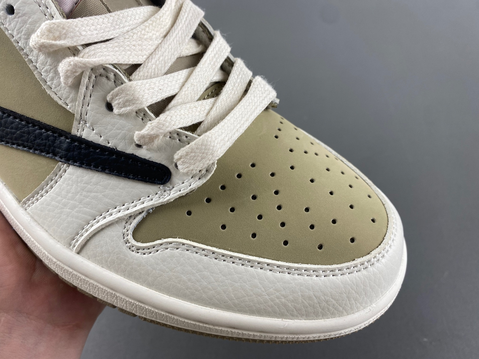 Travis Scott x Air Jordan 1 DZ137-701