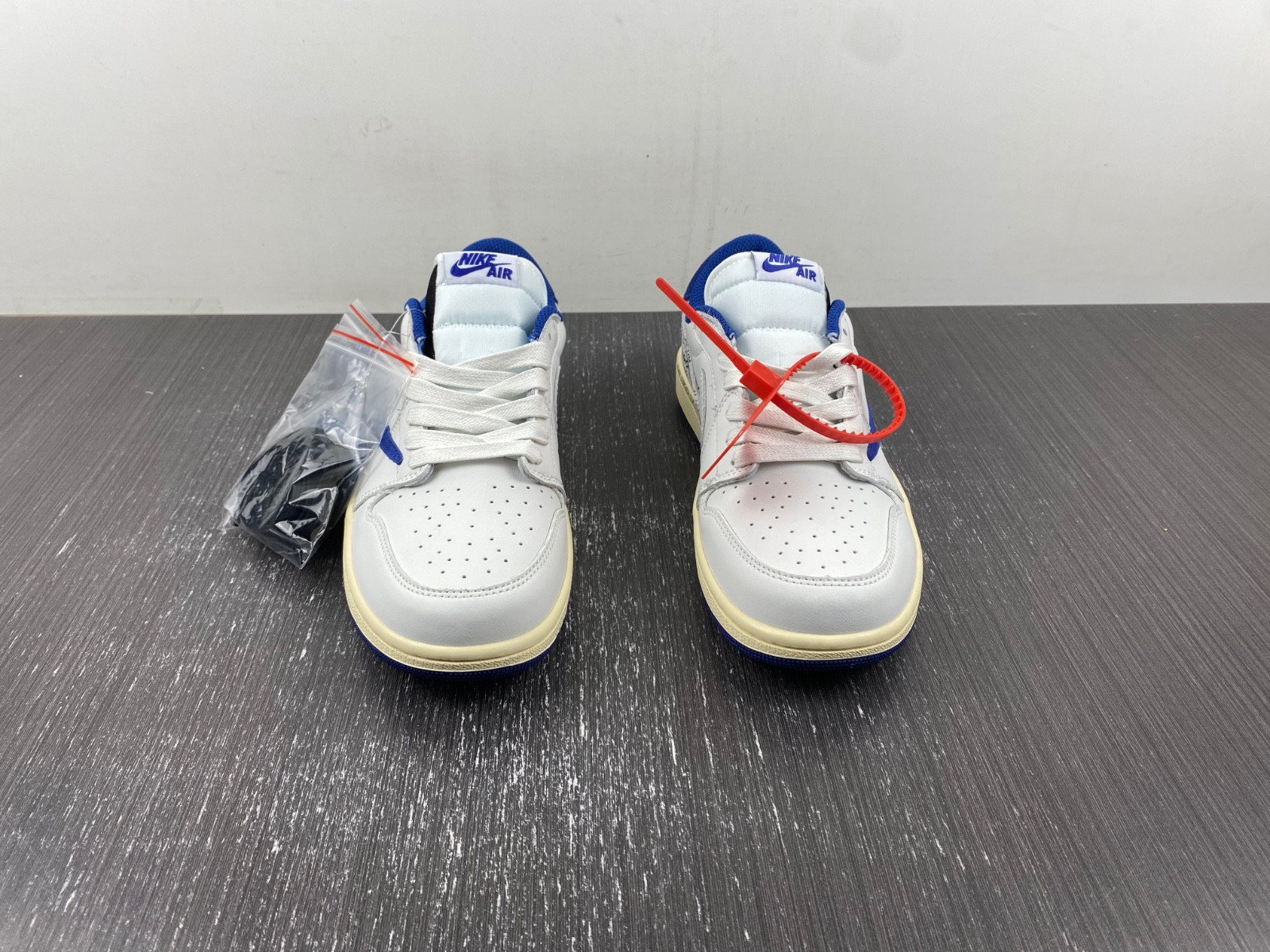 OFF-WHITE x Travis Scott x Air Jordan 1 DM7890-111