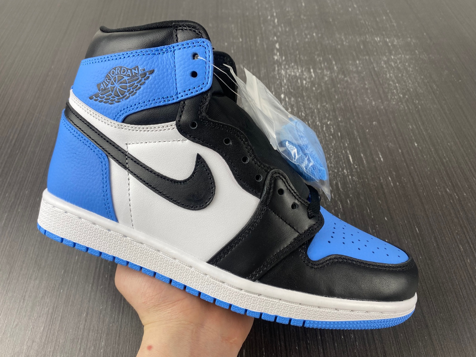 Air Jordan 1 High OG “University Blue” DZ5485-400