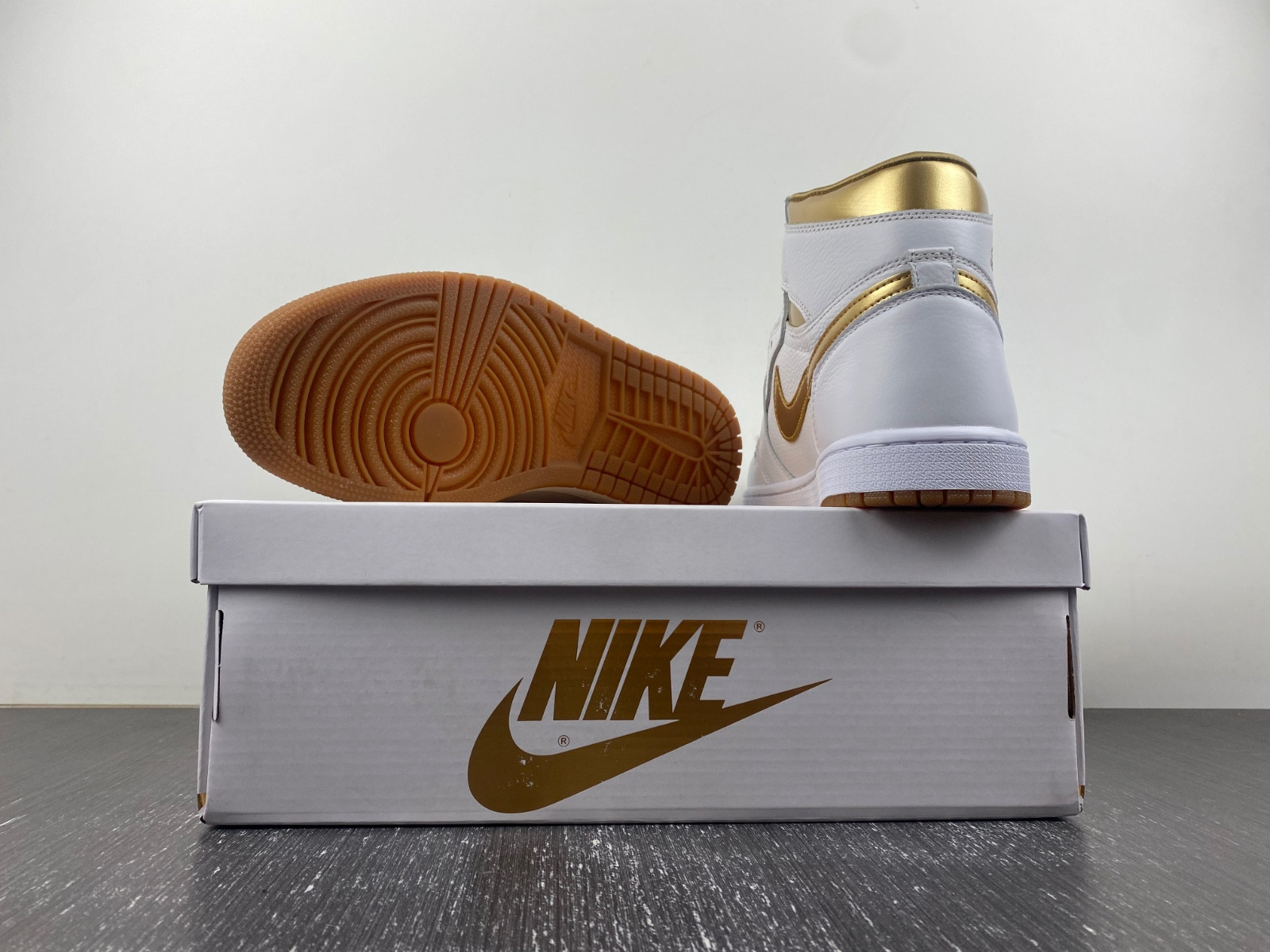 Air Jordan 1 High OG WMNS “Metallic Gold” FD2596-107