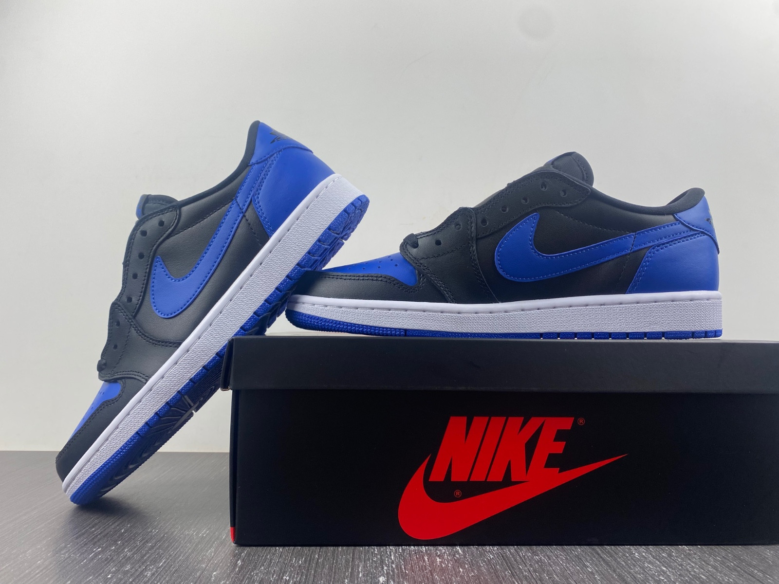 Jordan 1 Retro Low Royal (2015)  705329-004
