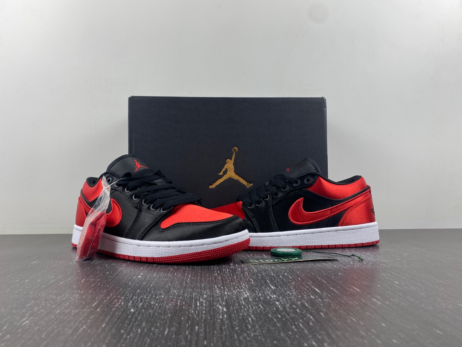 Air Jordan 1 Low OG WMNS “Satin Bred” FD4810-061-01