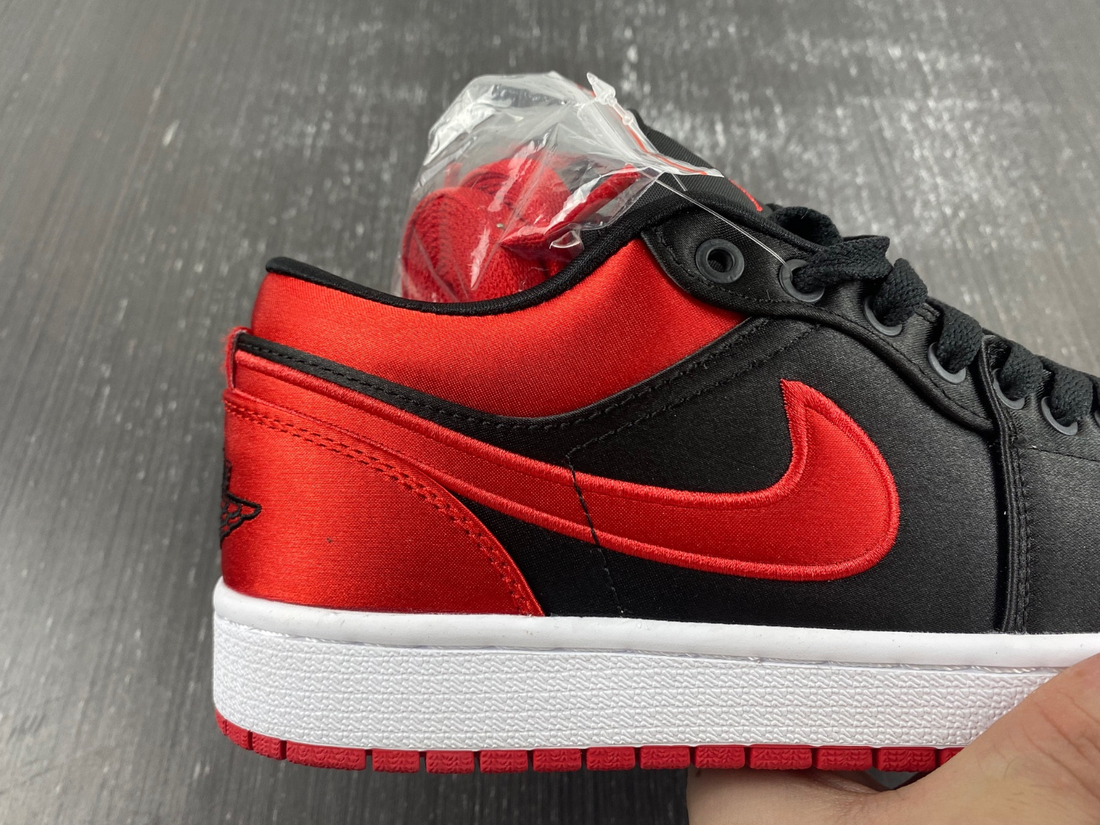 Air Jordan 1 Low OG WMNS “Satin Bred” FD4810-061-01