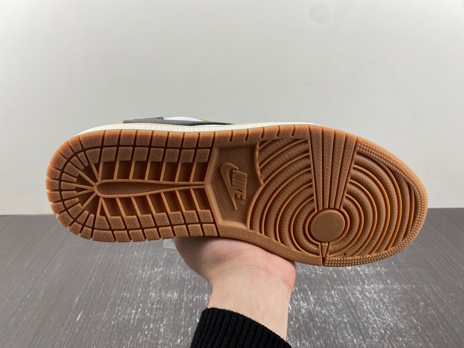 Travis Scott x Air Jordan 1 DZ4137-700