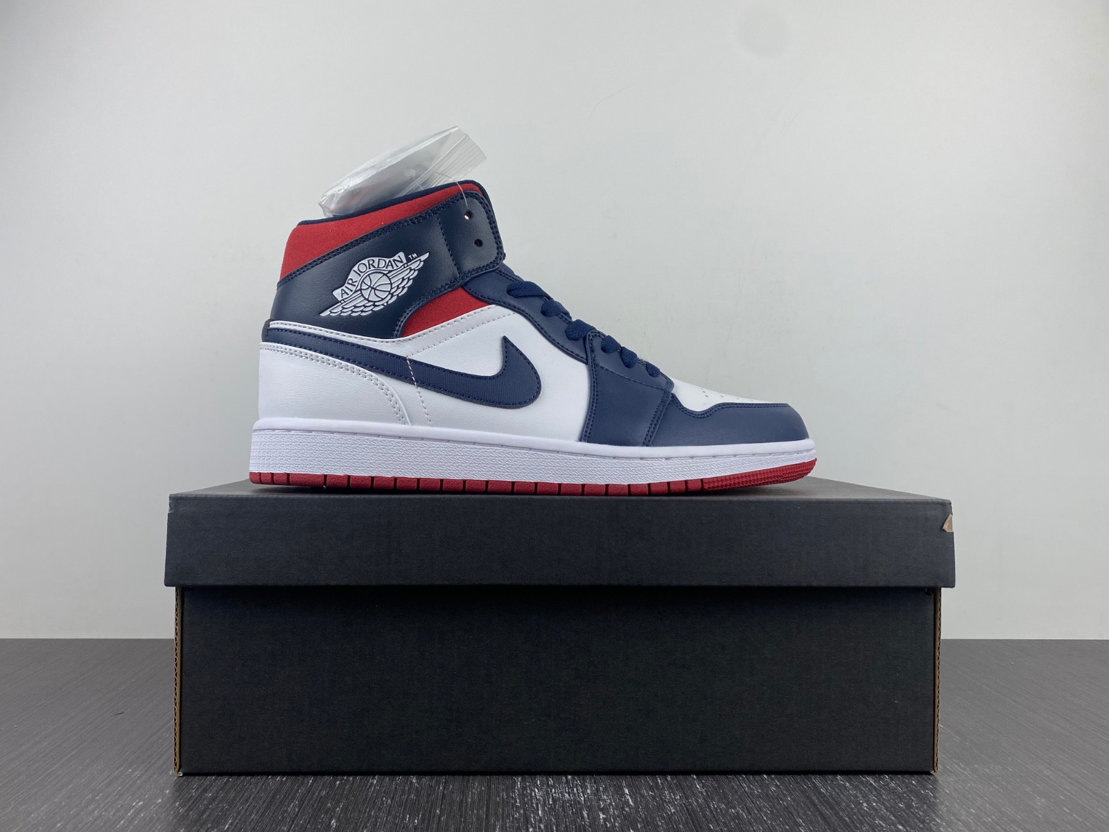 Air Jordan 1 Mid SE “USA” 852542-104