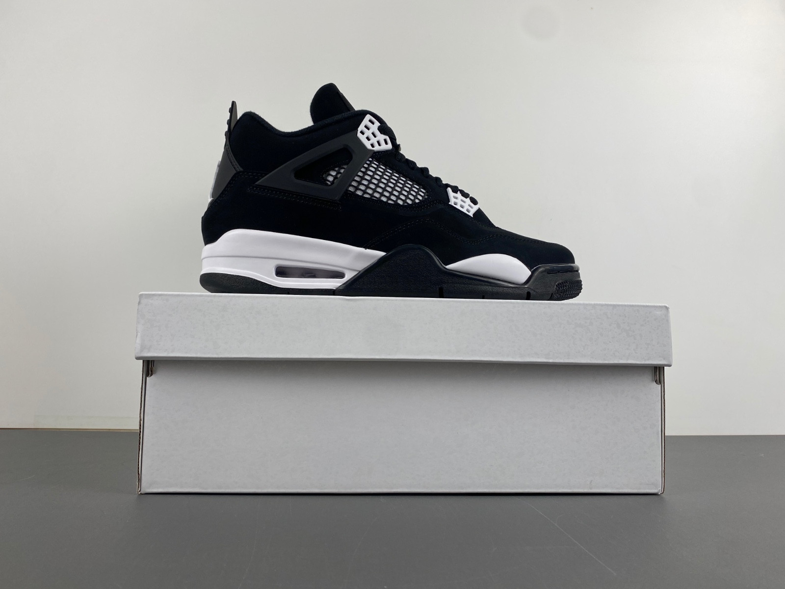 Air Jordan 4 “White Thunder” FQ8138-001