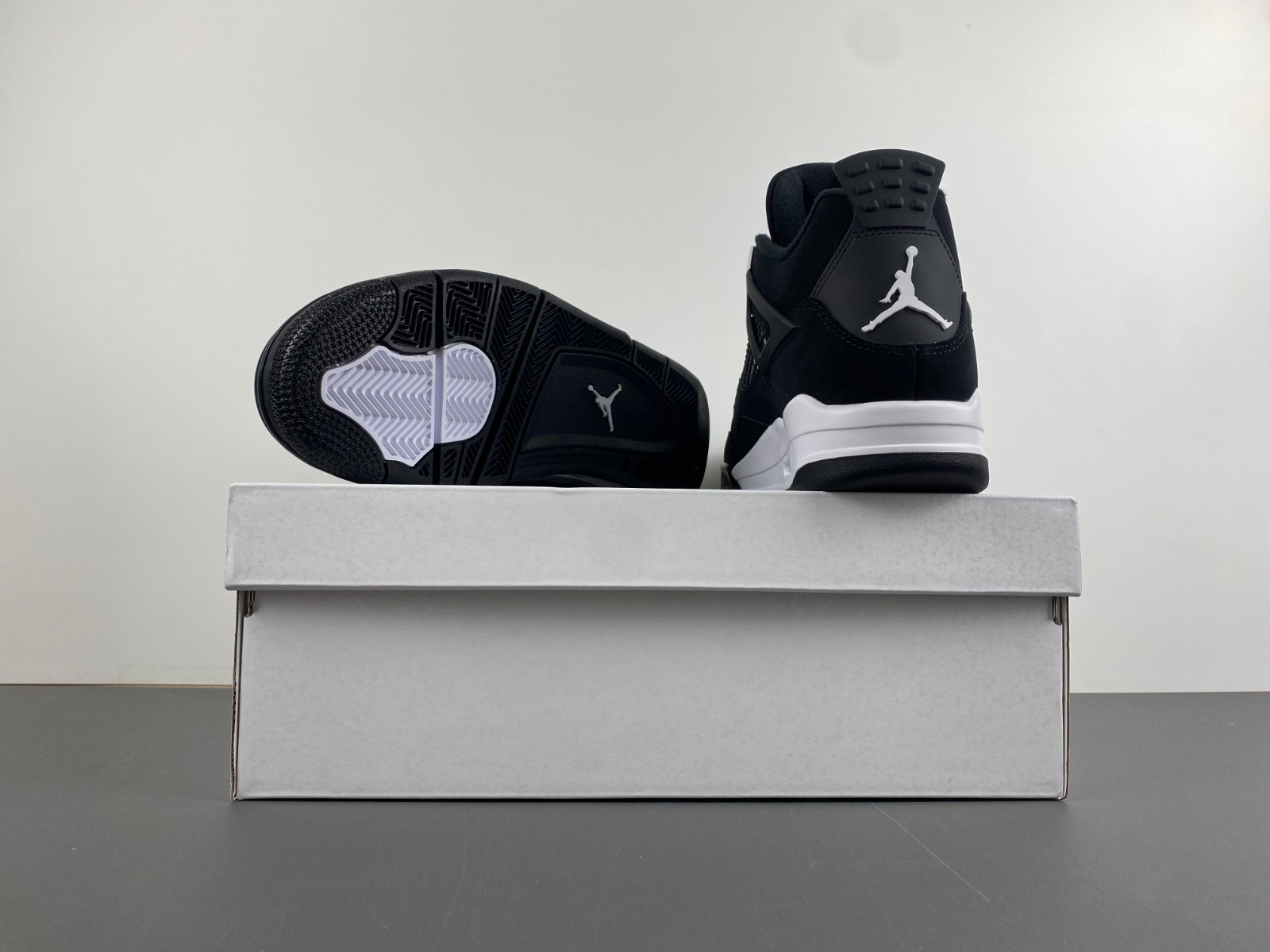 Air Jordan 4 “White Thunder” FQ8138-001
