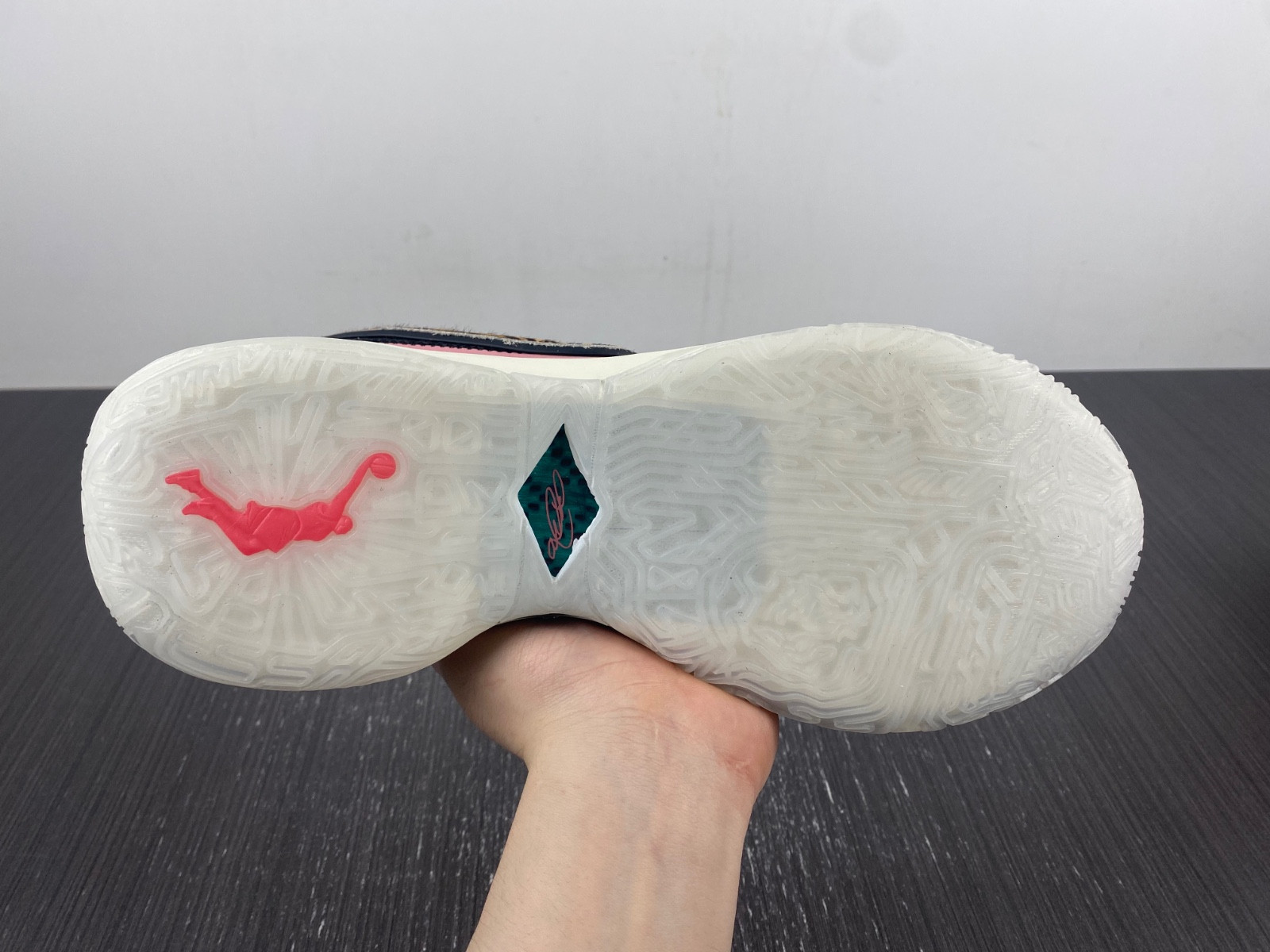 Nike LeBron 20  DQ3827-900