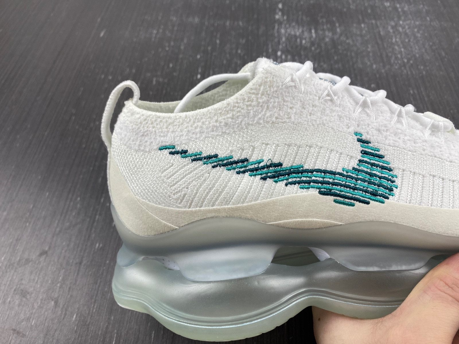 NK Air Max Scorpion DJ4701-100