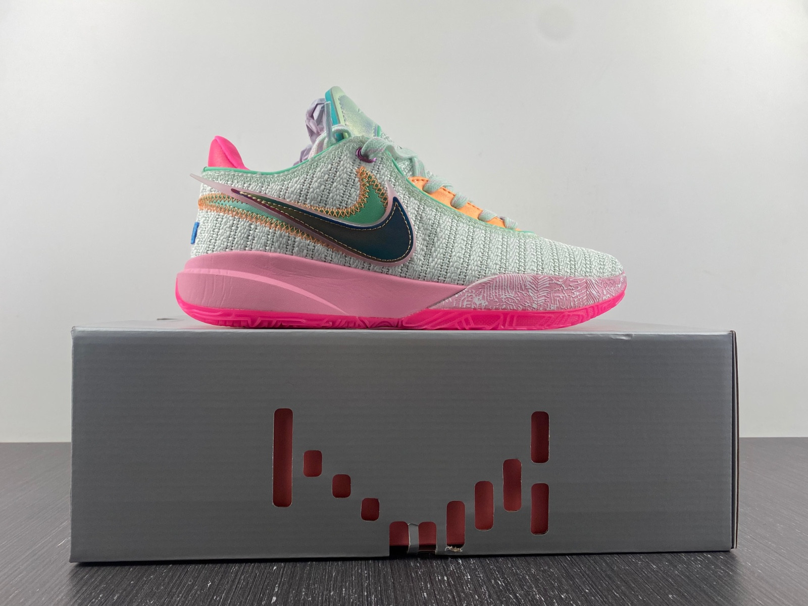 Nike LeBron 20 DJ5422-300