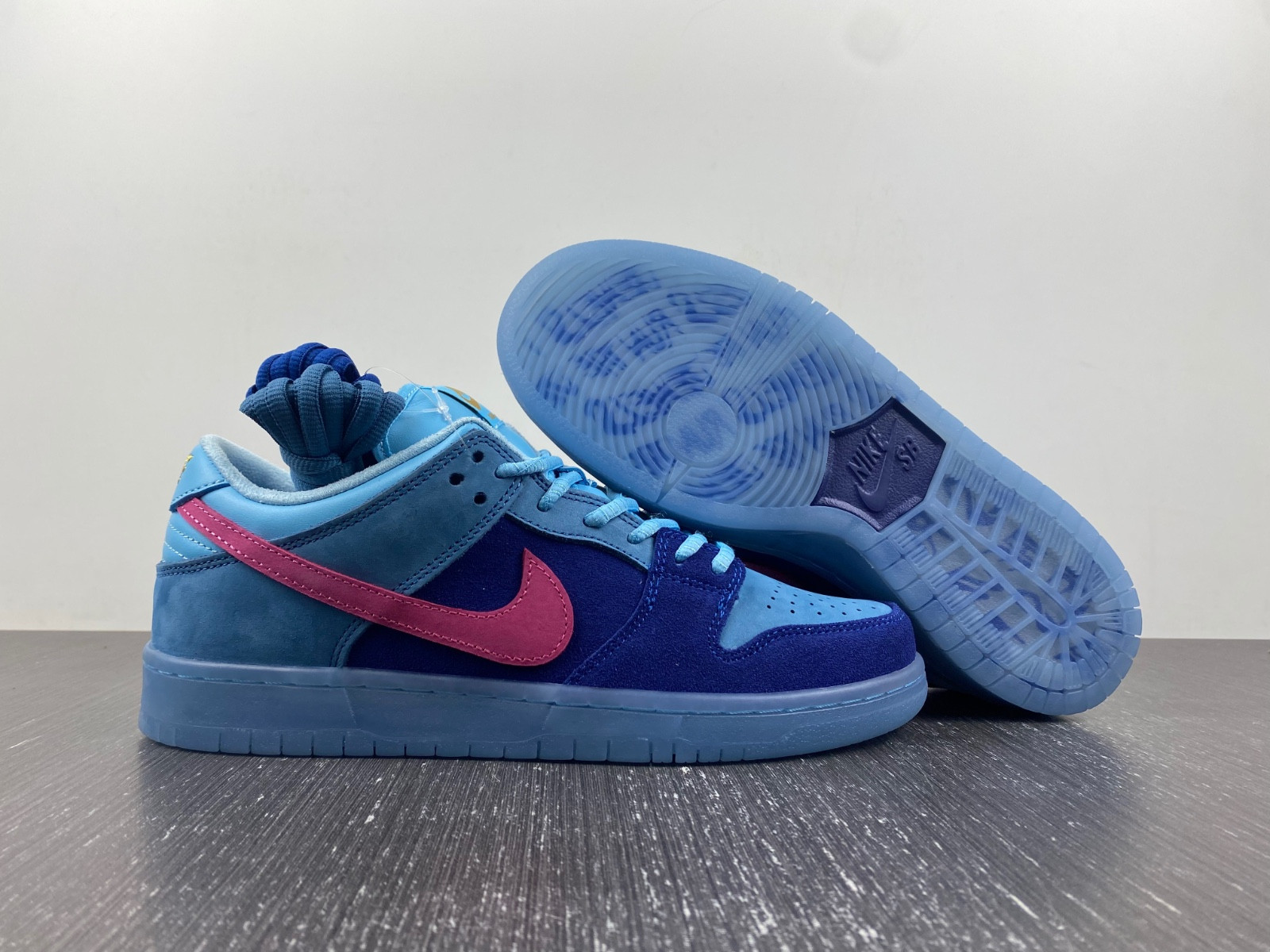 Nike SB Dunk Low Run The Jewels DO9404-400