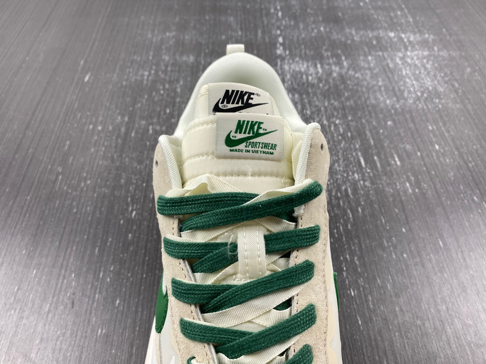 Sacai x Nike DD1875-102